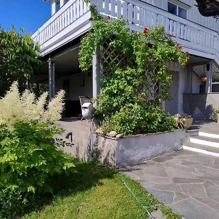 Koselig Liten Med Hyggelig Uteplass *