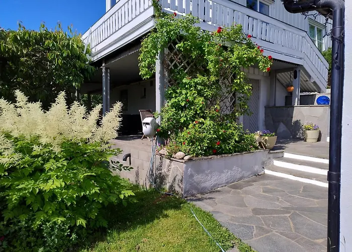 Koselig Liten Med Hyggelig Uteplass *