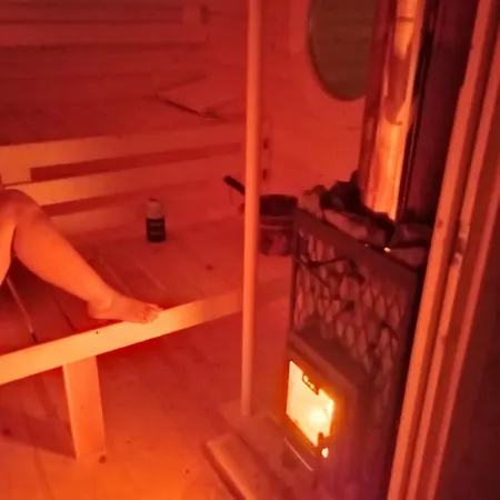 Koselig Liten Med Hyggelig Uteplass 크라제로